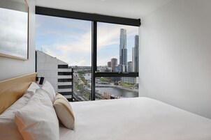 Apartamento família | Cofres nos quartos, escrivaninha, cortinas blackout