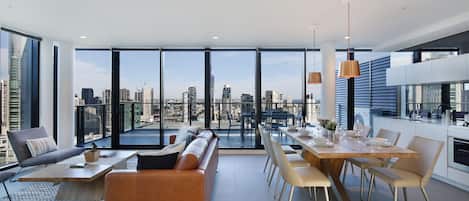 Penthouse Panoramic | Vardagsrum | 42-tums smart-tv med digitalkanaler, tv och Netflix