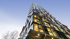 Un edificio moderno di grandi dimensioni, con numerose finestre e un design architettonico elegante.