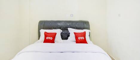 Escritorio, wifi gratis y ropa de cama