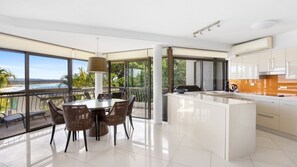 Fridge, microwave, oven, dishwasher - 4/72 "Panorama 200" Upper Hastings St Noosa Heads (Noosa Heads)