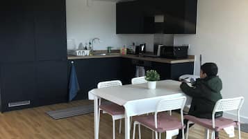 Chambre Double Premium | Cuisine partagée | Réfrigérateur dans l'espace commun, micro-ondes dans l'espace commun
