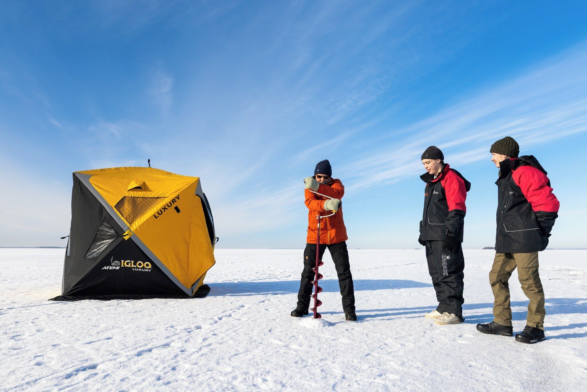 Una tienda de campaña con la etiqueta 'IGLOO LUXURY' sobre una superficie nevada.