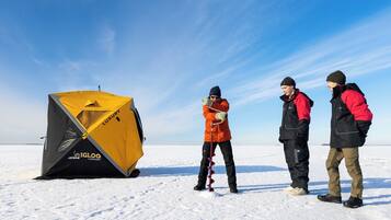 Una tienda de campaña con la etiqueta 'IGLOO LUXURY' sobre una superficie nevada.