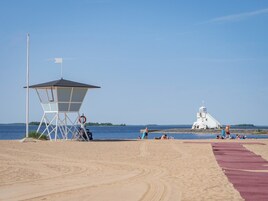 Una playa cerca, vóleibol de playa, 2 bares en la playa, kayak
