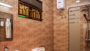 Un baño con lavabo, inodoro y ducha.