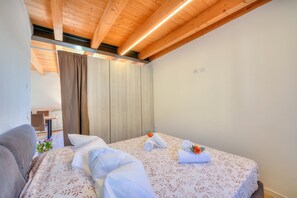 Standard-Apartment, 1 Doppelbett und Schlafsofa, Bergseite (Navazzo Apartment In Hilly Area -) | 1 Schlafzimmer, kostenloses WLAN, Bettwäsche