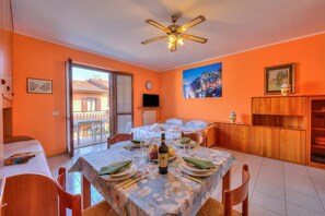 Family Studio (Peter relax -1 km near Salò & beach) | Dining - Peter's Cozy Studio-balcony+free Parking (Roe Volciano)