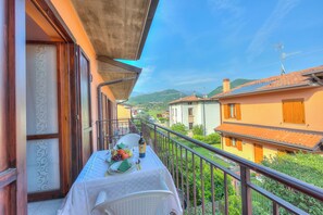 Family Studio (Peter relax -1 km near Salò & beach) | Outdoor dining - Peter Relax -1 km Near Salo & Beach (Roe Volciano)