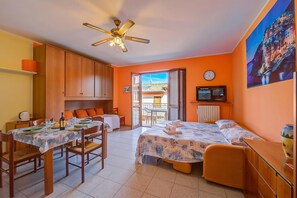 Family Studio (Peter relax -1 km near Salò & beach) | Free WiFi, bed sheets - Peter Relax -1 km Near Salo & Beach (Roe Volciano)