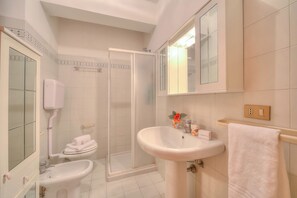 Family Studio (Peter relax -1 km near Salò & beach) | Bathroom | Shower, bidet, towels, soap - Peter Relax -1 km Near Salo & Beach (Roe Volciano)