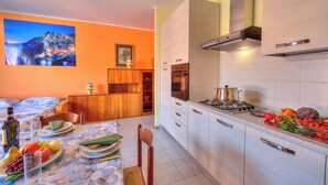 Family Studio, Balcony (Peter's Cozy Studio-Balcony+Free) | Private kitchenette - Peter's Cozy Studio-balcony+free Parking (Roe Volciano)