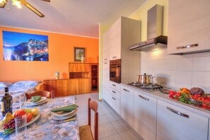 Perhestudio (Peter relax -1 km near Salò & beach) | Yksityinen keittonurkkaus | Jääkaappi, uuni, liesi, kahvin-/teenkeitin