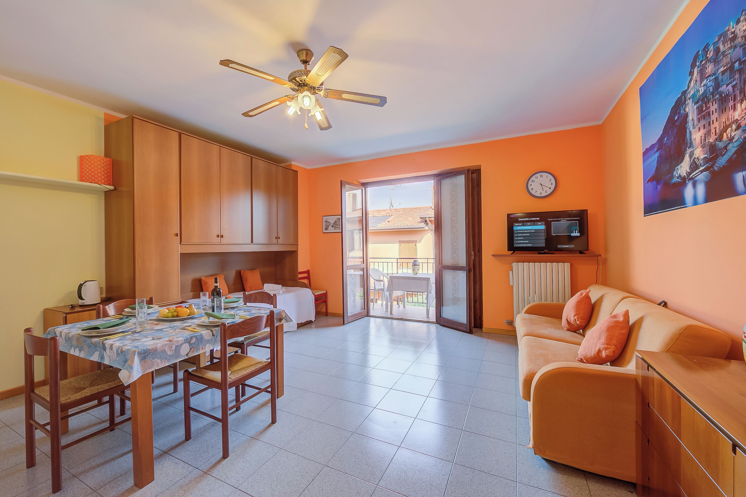 ทีวีจอแบน 21 นิ้ว พร้อมช่องเคเบิล, ทีวี