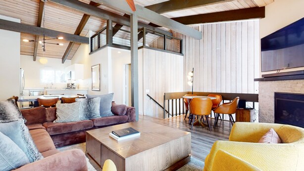 คอนโด, หลายเตียง, ลานระเบียง, วิวภูเขา (Mid Century Modern Cabin) | บริเวณนั่งเล่น