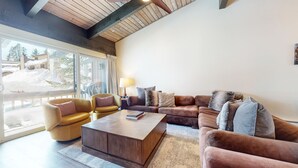 คอนโด, หลายเตียง, ลานระเบียง, วิวภูเขา (Mid Century Modern Cabin) | บริเวณนั่งเล่น