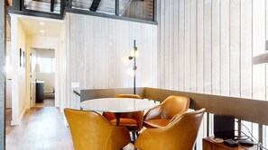 คอนโด, หลายเตียง, ลานระเบียง, วิวภูเขา (Mid Century Modern Cabin) | 4 ห้องนอน, ห้องพักตกแต่งอย่างมีเอกลักษณ์, ตกแต่งพิเศษโดยเฉพาะ, Wi-Fi ฟรี