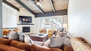 คอนโด, หลายเตียง, ลานระเบียง, วิวภูเขา (Mid Century Modern Cabin) | บริเวณนั่งเล่น