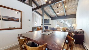 คอนโด, หลายเตียง, ลานระเบียง, วิวภูเขา (Mid Century Modern Cabin) | 4 ห้องนอน, ห้องพักตกแต่งอย่างมีเอกลักษณ์, ตกแต่งพิเศษโดยเฉพาะ, Wi-Fi ฟรี