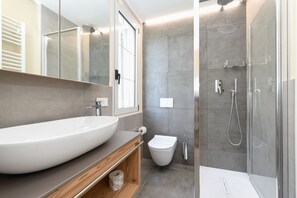 Dusche, Haartrockner, Bidet