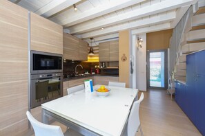 Kühlschrank, Mikrowelle, Ofen, Geschirrspüler