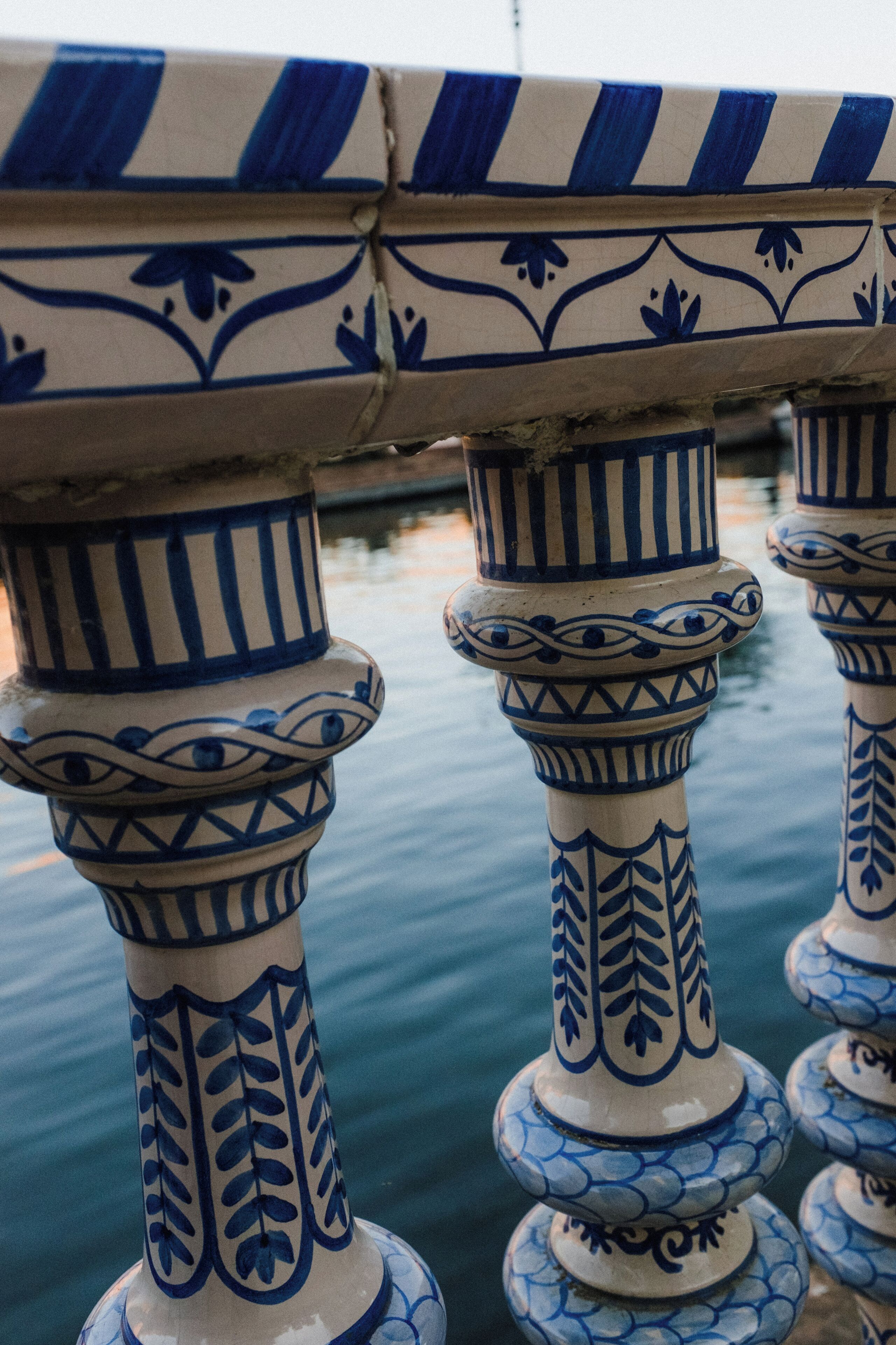 Una serie de columnas azul y blanco con diseños intrincados, probablemente parte de la arquitectura de un edificio.