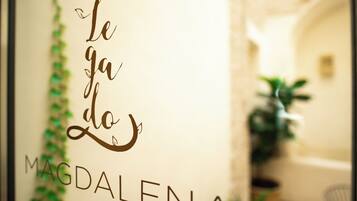 Een bord met de tekst 'le ya do MAGDALENA HOTEL' en een decoratief ontwerp.