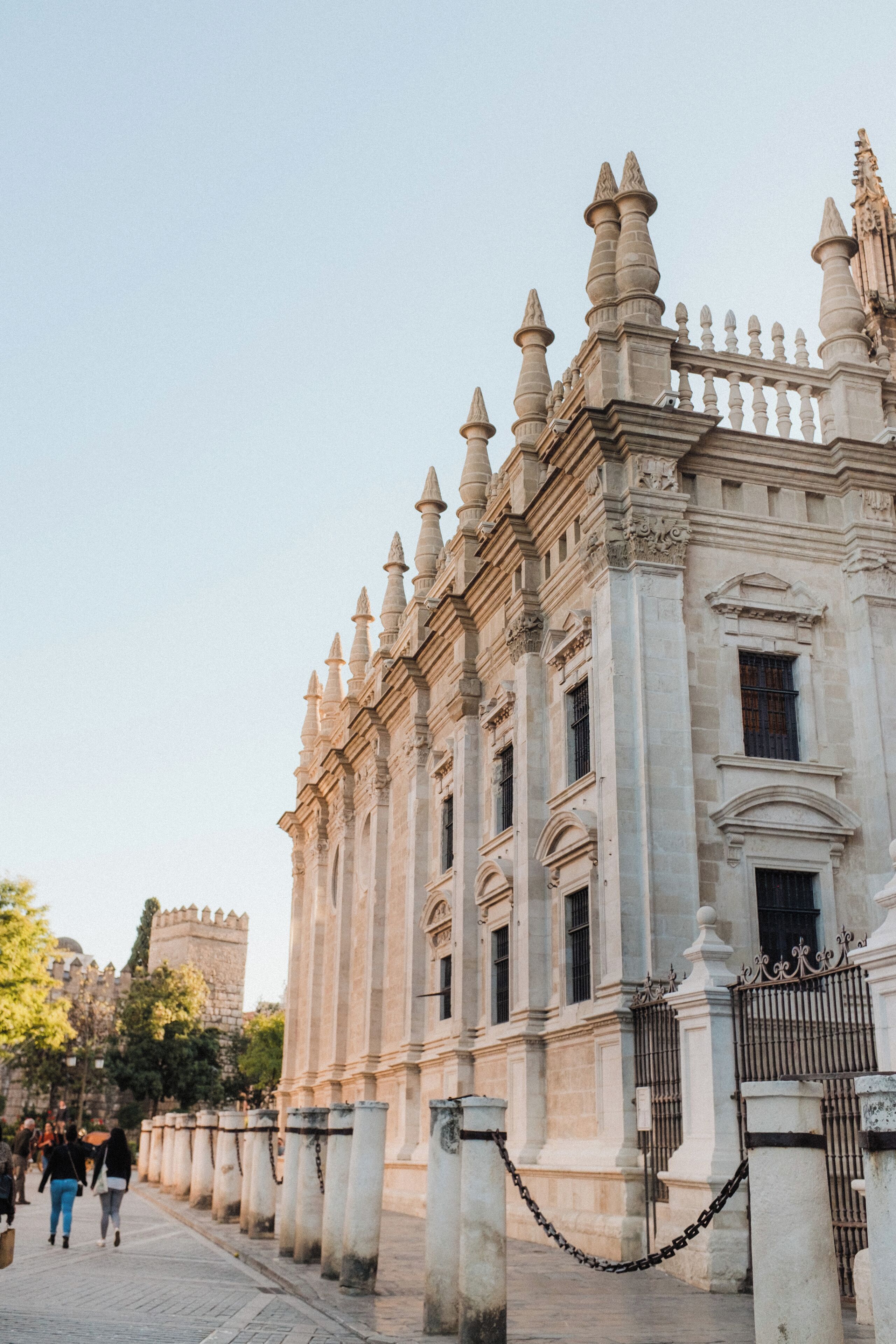 Um edifício histórico com colunas ornamentadas e um portão decorativo.