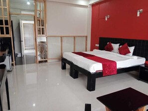 Premier Room | Premium bedding, individually decorated, individually furnished, desk