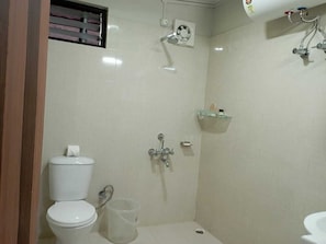 Shower, rainfall showerhead, free toiletries, towels