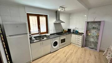 Køleskab, mikrobølgeovn, ovn, kogeplade