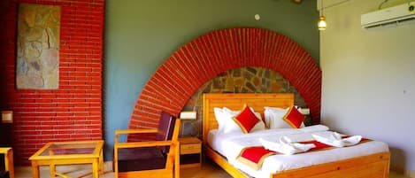 Caja de seguridad en la habitación y tabla de planchar con plancha