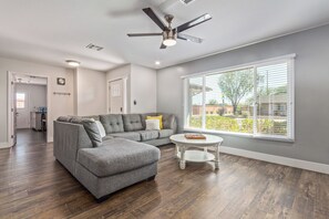 Smart TV - Rafter House in Old Town | 4 King Beds Heated Pool (Scottsdale)