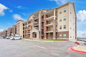 Exterior - Majestic Lakeview Escape - Stunning Lake Views! (Branson)