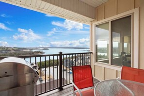 Condo, varias camas, balcón (Majestic Lakeview Escape) | Restaurante al aire libre