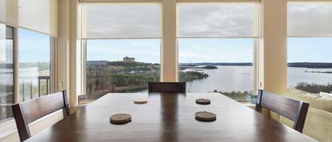 Apartment, Mehrere Betten, Balkon (Majestic Lakeview Escape) | Speisen