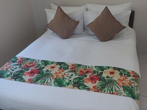 3 bedrooms, iron/ironing board, free WiFi - Ben's Fiji Private Accommodation Gateway Escape (Nadi)