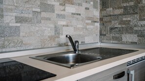 Departamento (1 Bedroom) | Cocina privada | Microondas, parrilla de estufa, utensilios de cocina y comedor 