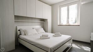 2 Schlafzimmer, hochwertige Bettwaren, Bügeleisen/Bügelbrett, Babybetten
