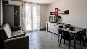 Departamento (1 Bedroom) | Área de sala de estar | Televisión de 55 pulgadas con canales por cable 