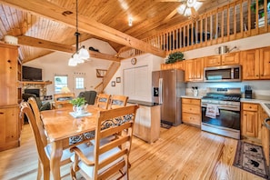 Cabin, Multiple Beds, Balcony | Private kitchen | Fridge, microwave, oven, stovetop - Leisure Bear Lodge (Ellijay)