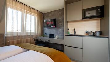 Desk, soundproofing, WiFi (free), bed sheets