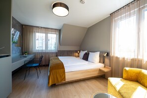 Desk, soundproofing, free WiFi, bed sheets - V Business Apartments Böblingen (Boeblingen)