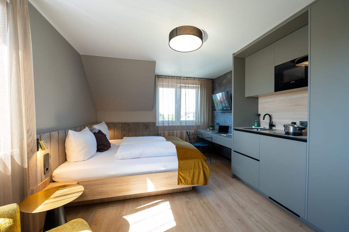 Business Double or Twin Room | Desk, soundproofing, free WiFi, bed sheets
