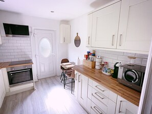 Maison | Cuisine privée | Réfrigérateur, four à micro-ondes, un four, surface de cuisson