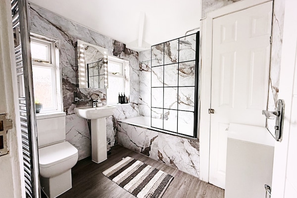 Combined shower/tub, deep soaking tub, hair dryer, towels