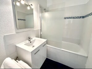 Een haardroger, handdoeken, toiletpapier