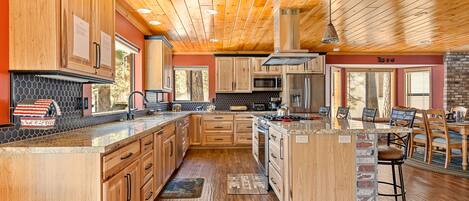 Maison, plusieurs lits, balcon, vue montagne | Cuisine privée | Réfrigérateur, micro-ondes, four, plaque de cuisson