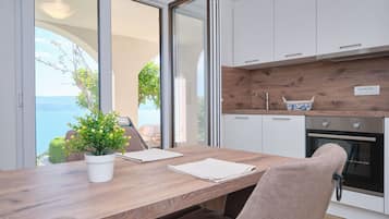 Apartemen | Dapur pribadi | Lemari es besar, oven, mesin pencuci piring, dan ketel listrik