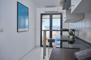 Apartment | Private kitchen | Full-sized fridge, oven, dishwasher, electric kettle - Bella Vista Dalmatien (Omis)
